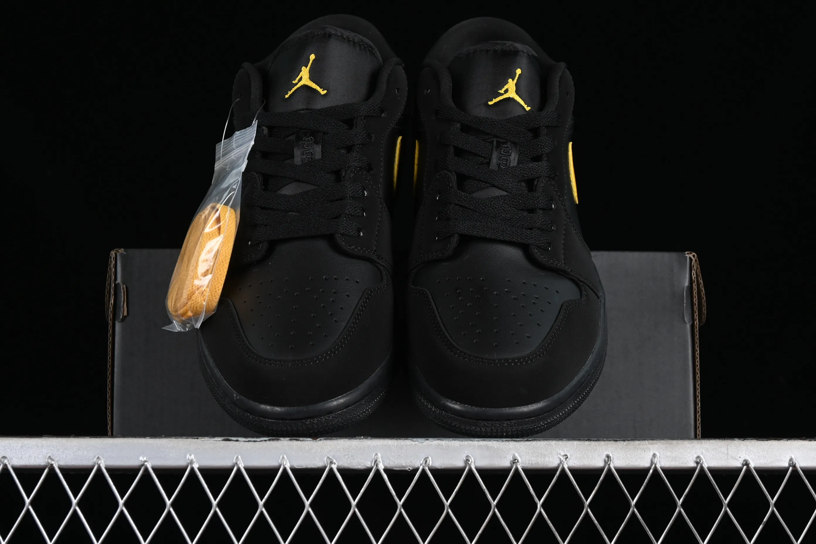 All categories Air Jordan Jordan series basketball shoes Air Jordan 1 Low Z version Air Jordan 1 Low AJ1 Joe 1 black gold hook low-top cultural leisure sports sneakers 553558-071